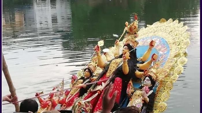 बाराबंकी: दुर्गा प्रतिमाओं के विसर्जन पर बारिश का ग्रहण