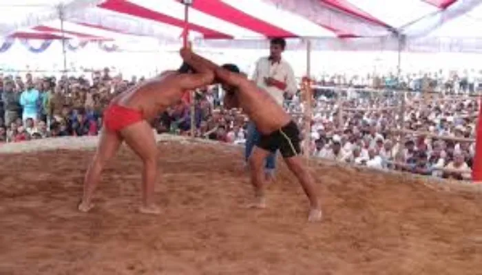 बलिया: दंगल में पहलवानों ने दिखाए दांव-पेंच
