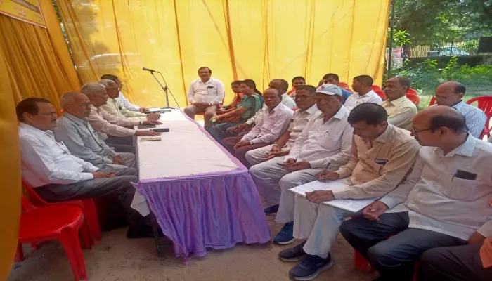 अयोध्या: प्रधानाचार्य परिषद ने शिक्षा भवन पर दिया धरना