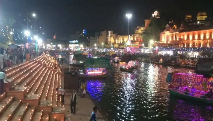 चित्रकूट: काशी के आस्थावानों ने प्रज्ज्वलित किए भक्ति के 51 हजार दीप