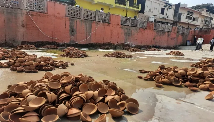 अयोध्या: पैड़ी के घाटों पर हो रहा पानी का रिसाव, भीग गए दीये
