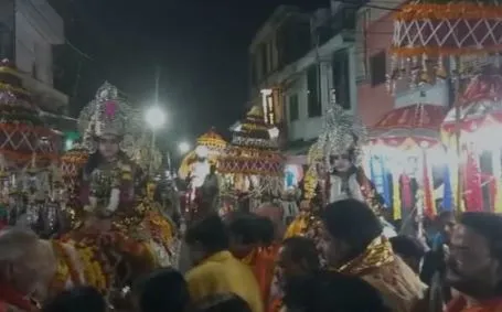 मथुरा: श्रीकृष्ण की नगरी में धूमधाम से निकली प्रभु श्रीराम की बारात, जगह-जगह पुष्प वर्षा और आरती उतार कर हुआ स्वागत