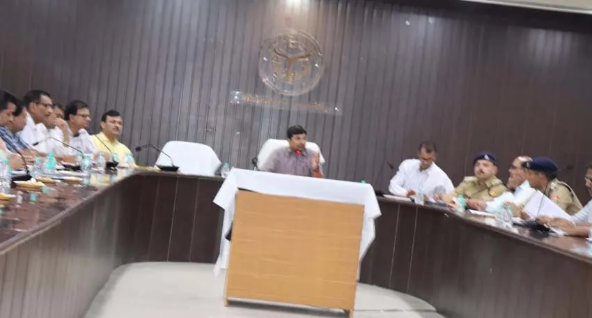 चित्रकूट: दुकान के आसपास प्रतिबंधित होगा आतिशबाजी का प्रदर्शन , डीएम ने बैठक कर बताए नियम-कायदे