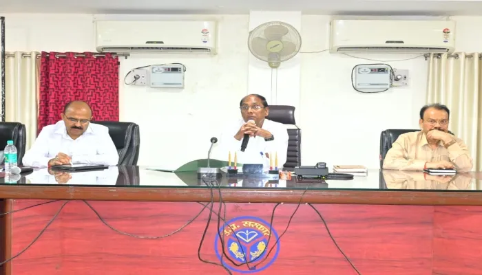 सरकारी योजनाओं का लाभ नवजात बालिकाओं के परिजनों को मिले :डीएम
