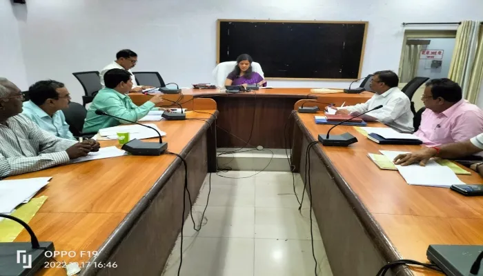 रायबरेली: संचारी रोग और डेंगू की रोकथाम को डीएम ने दिया अधिकारियों को निर्देश