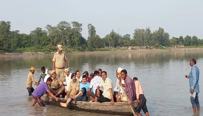 बहराइच: नाव से बाढ़ पीड़ितों का हाल जानने पहुंचे डीएम, बांटी राहत सामग्री
