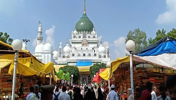 बाराबंकी: देवा शरीफ के नौचंदी मेले में उमड़े जायरीन, बनी रही जाम की स्थिति