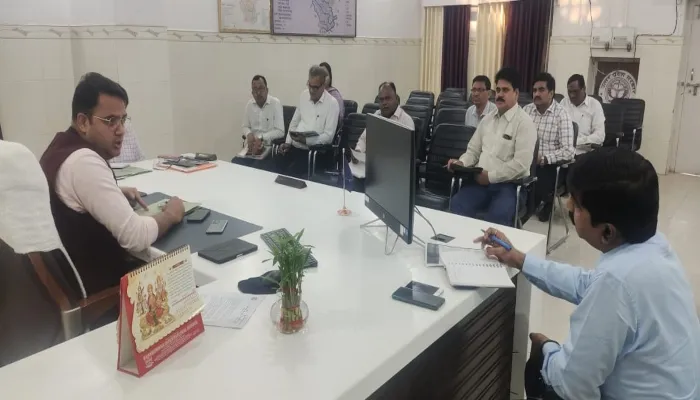 इटावा: डेंगू की रोकथाम के लिए डीएम ने की बैठक, दिशा निर्देश जारी