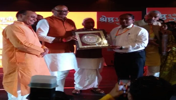 बांदा: डीएम के विकास कार्यों को मिली अलग पहचान, डिप्टी सीएम ने दिया यूपी रत्न सम्मान