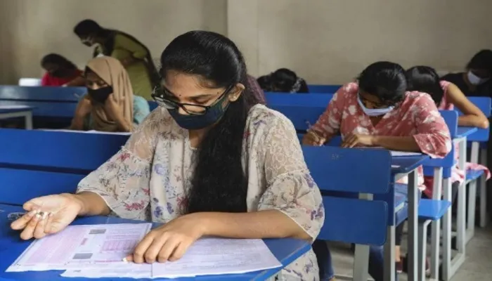 आगरा: पीईटी परीक्षा हुई शुरू, बंद कराई गईं फोटोकॉपी की दुकानें