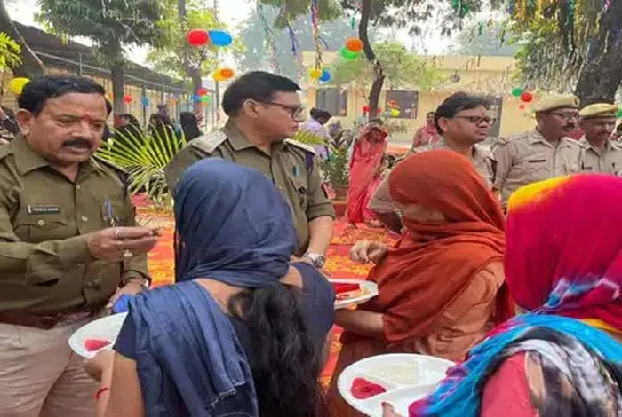 मेरठ: कैदी भाईयों को टीका लगाने आयी बहनों से जेल अफसरों ने भी लगवाया टीका