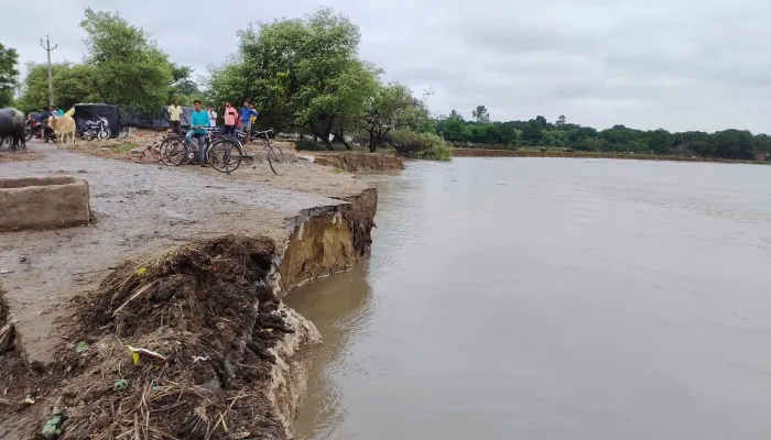 फर्रुखाबाद: गंगा की तेज धार में कट गई सड़क, बह गया मंदिर, आवागमन बंद