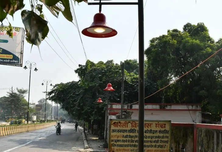 बरेली: स्मार्ट सिटी की लाइटें दिन में भी दे रहीं रोशनी, कोई बंद करने वाला तक नहीं