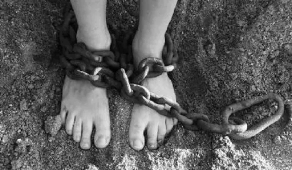 अपने ही घर में 35 साल से बेड़ियों में जकड़ी थी महिला, विधायक ने किया मुक्त