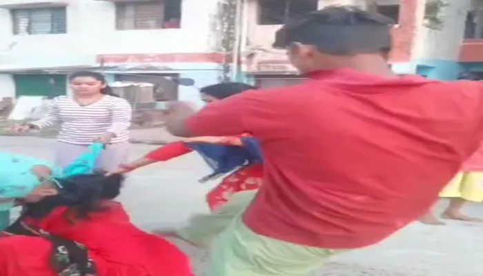 उन्नाव: दो पक्षों में जमकर चले लात-घूंसे, वीडियो वायरल