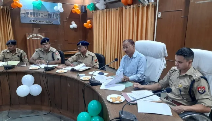 फर्रुखाबाद: आबादी वाले क्षेत्रों में पटाखों के भंडारण पर डीएम ने लगाई रोक