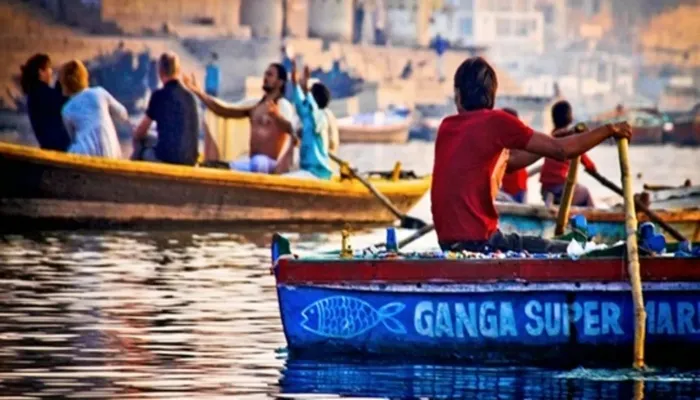 वाराणसी: गंगा नदी में शुरू हुआ नौका संचालन, नाविकों के चेहरे खिले