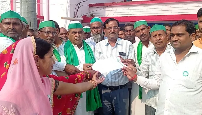 बहराइच: किसान बोले 15 वर्ष से तैनाती में हो रही वसूली, सीडीपीओ पर कार्रवाई की उठाई मांग