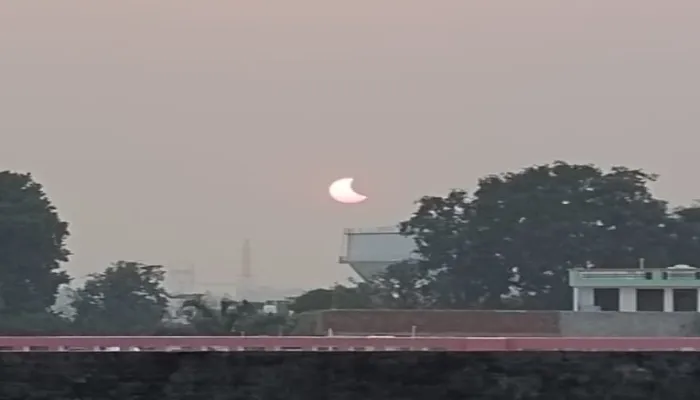 हरदोई: जिले में भी दिखा सूर्यग्रहण, बंद रहे मंदिरों के कपाट