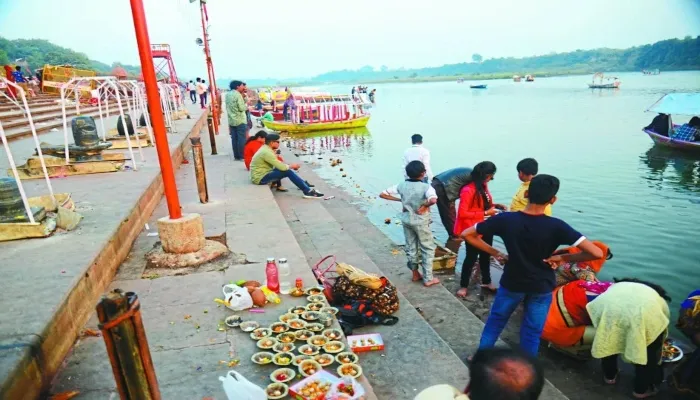 आजमगढ़: छठ पूजा को लेकर घाटों की सफाई शुरू