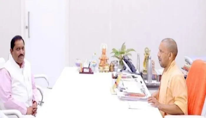 गोपामऊ विधायक ने सीएम योगी से की मुलाकात, अपने क्षेत्र की समस्याओं पर मांगी मदद