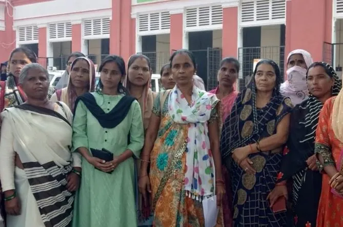 शाहजहांपुर: छह माह से भुगतान को भटक रहीं आशाओं ने किया प्रदर्शन, एसडीएम को सौंपा ज्ञापन