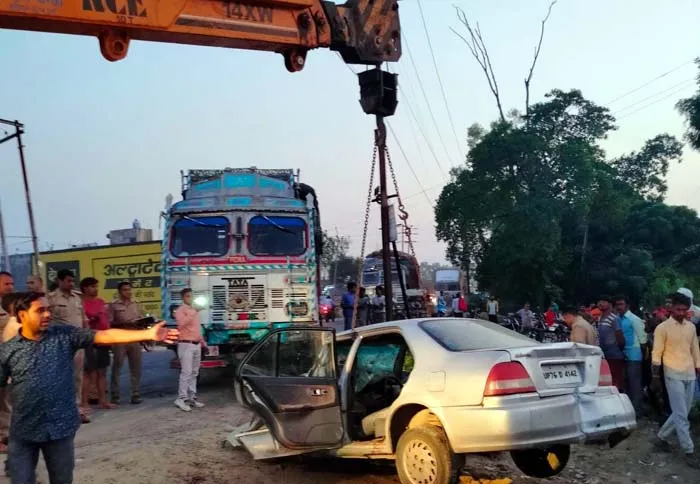 फर्रुखाबाद: गड्डे से बचने के चक्कर में ट्रक में घुसी कार, दो की मौत