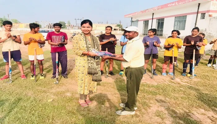 रायबरेली: पूर्व हाकी खिलाड़ी ने नवोदित खिलाड़ियों को किया सम्मानित