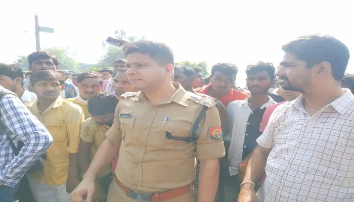 हरदोई: अनियंत्रित प्राइवेट बस ने कबाड़ी और महिला को कुचला, कबाड़ी की मौत