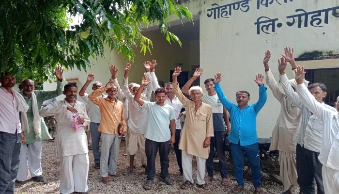 हमीरपुर: खाद को लेकर किसानों ने समिति के बाहर की नारेबाजी