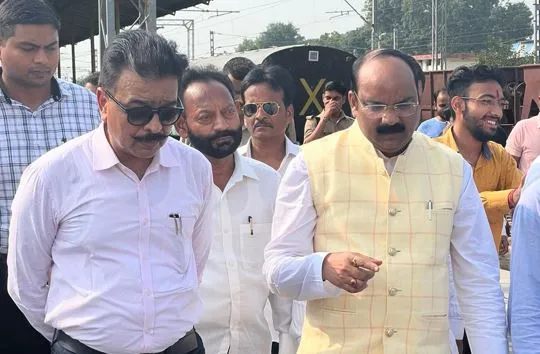 शाहजहांपुर: फुट ओवरब्रिज के निर्माण को लेकर सांसद और डीआरएम ने रेलवे स्टेशन का किया निरीक्षण