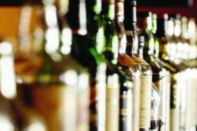 बरेली: परचून की दुकान पर बिक रही थी शराब, आबकारी विभाग ने रंगे हाथ धरा