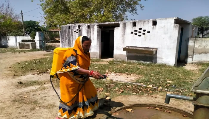 इटावा: गांवों को संक्रमण मुक्त बनाने के लिए पंचायती राज विभाग ने चलाया अभियान