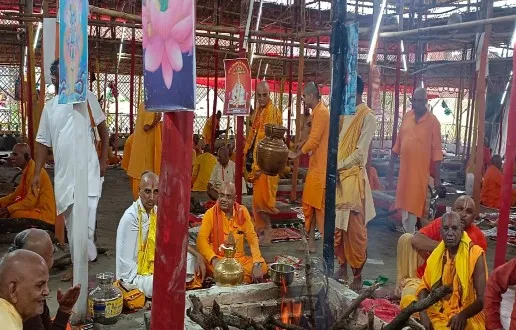 अयोध्या: जानकी घाट में चल रहा दस दिवसीय श्रीराम महामंत्र यज्ञ