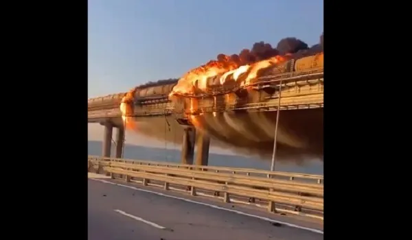 Russia-Ukraine War : रूस के कब्जे वाले क्रीमिया में विस्फोट, ब्रिज पर चल रही ट्रेन में लगी आग