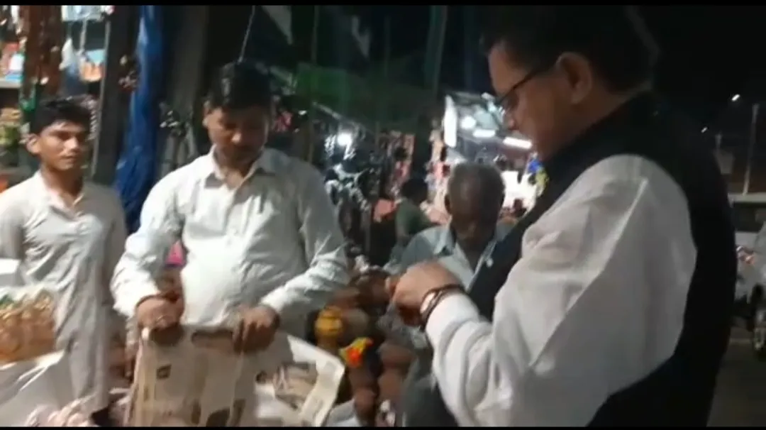 खटीमा: काफिला रोक मिट्टी के दीए खरीदने पहुंचे सीएम धामी