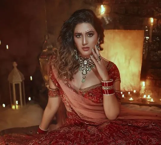 पंजाबी एक्ट्रेस ईशा रिखी
