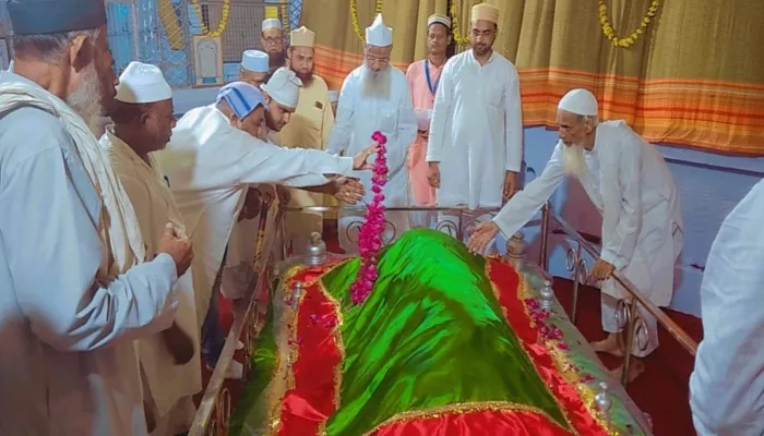 इटावा: डॉ. बन्ने मियां का सालाना उर्स अदबो एहतराम के साथ हुआ संपन्न