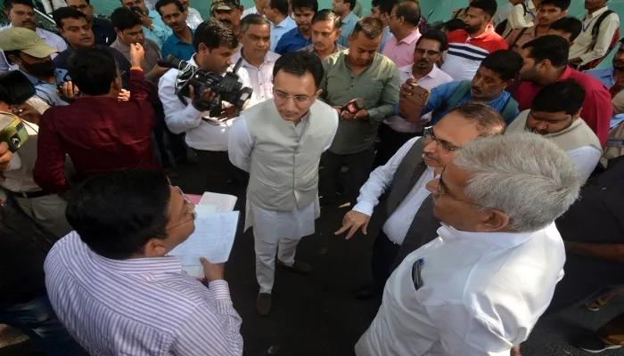 लखनऊ: पीडब्ल्यूडी मंत्री जितिन प्रसाद ने अधिकारियों को लगाई फटकार, सड़क का किया निरीक्षण