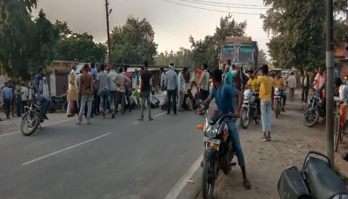 चित्रकूट: खाद के लिए किसानों ने राजापुर-पहाड़ी मार्ग पर लगा दिया जाम