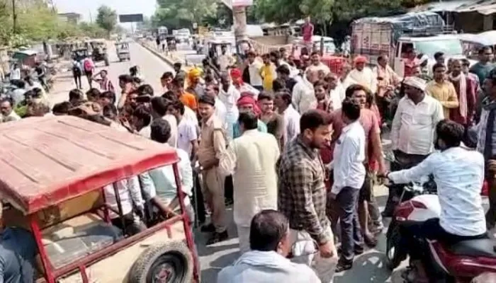 खाद न मिलने से नाराज किसानों ने टांडा-बांदा नेशनल हाईवे किया जाम