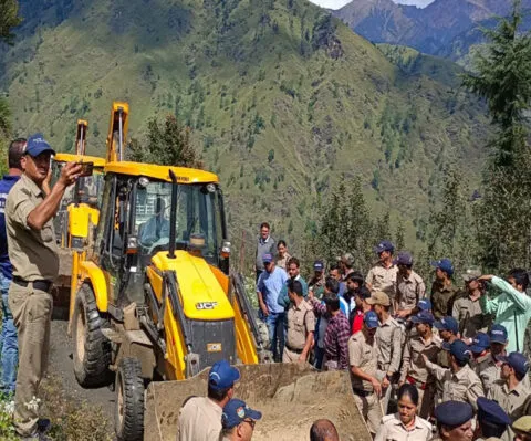 उत्तरकाशी: हाकम सिंह के रिसॉर्ट में बुलडोजर चलाने पहुंचा पुलिस प्रशासन, पत्नी और ग्रामीणों ने रास्ता रोका