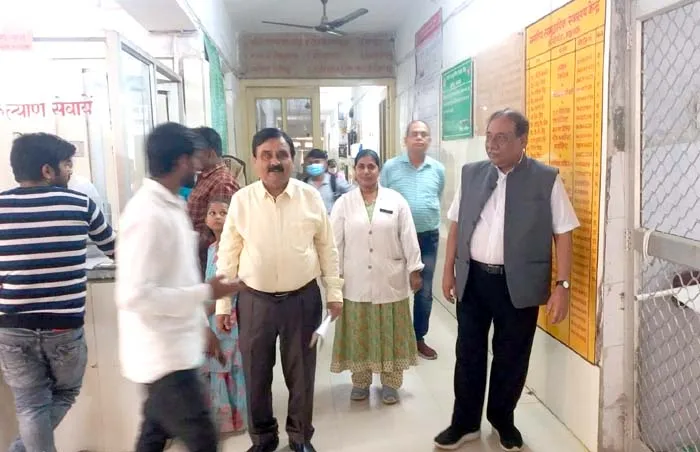 मरीजों के प्रति व्यवहार अच्छा रखें कर्मचारी और डॉक्टर, लखनऊ सीएमओ ने दी निरीक्षण में नसीहत