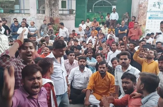 शाहजहांपुर: भाजपा कार्यकर्ताओं का फूटा गुस्सा, डॉक्टर पर दर्ज हुई रिपोर्ट