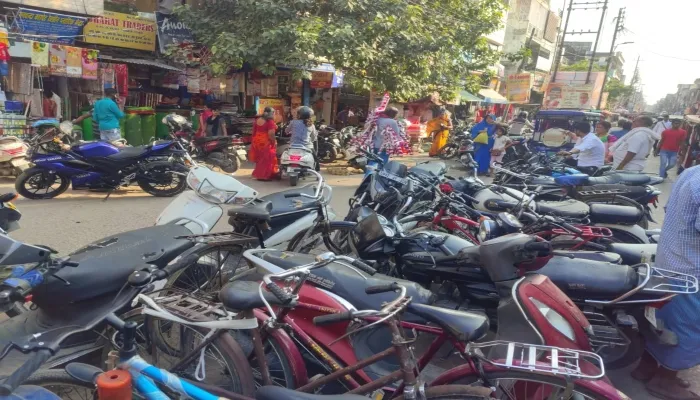 अयोध्या: शहर में सड़क की पटरियों पर फिर पसरा कारोबार