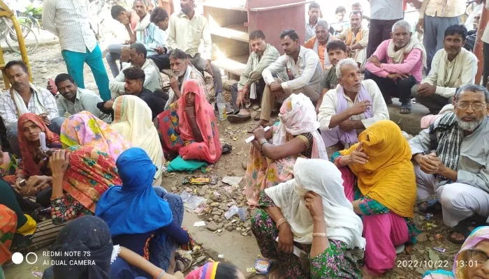हमीरपुर: खाद को लेकर किसानों ने सड़क पर बैठ किया प्रदर्शन