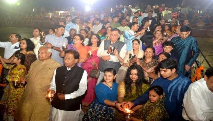 कानपुर: पांच हजार दीपों से जगमगाया बोट क्लब घाट, दिव्यांग बच्चों संग मनी दीपावली