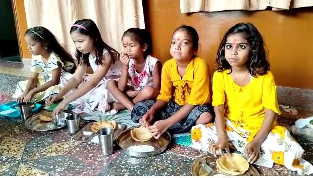 बरेली: महानवमी पर हुआ कन्या भोज, पैर छूकर लिया आशीर्वाद, माता रानी के लगे जयकारे