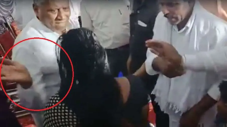 Video: मंत्री ने जड़ा थप्पड़, समस्या बताने आई थी महिला, कांग्रेस ने पूछा- बर्खास्त करेंगे?