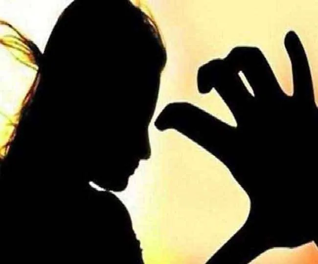 आगरा: मोहल्ले के युवक ने बच्ची से की छेड़छाड़, पड़ोसियों ने पकड़ा